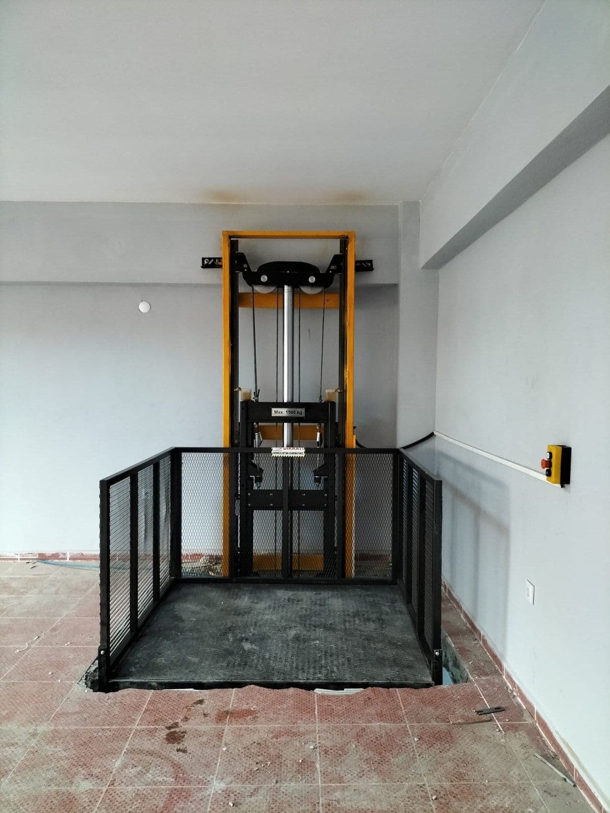 Uzar Lift 1500 kg kapasiteli yük asansörü platformu