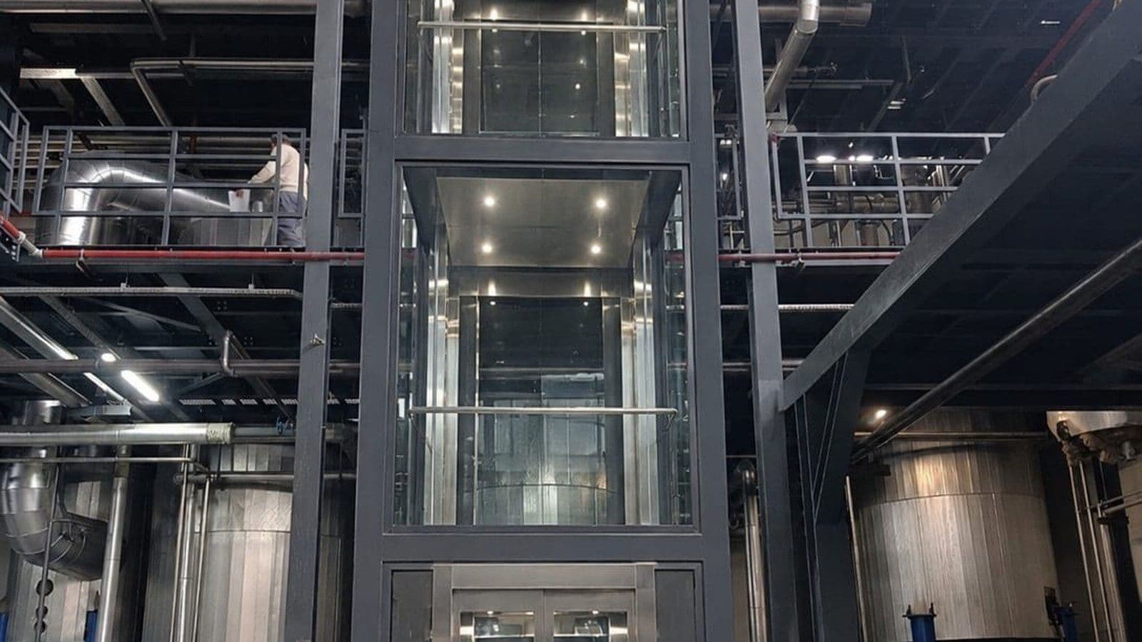 Uzar Lift fabrika içi cam kabinli yük asansörü